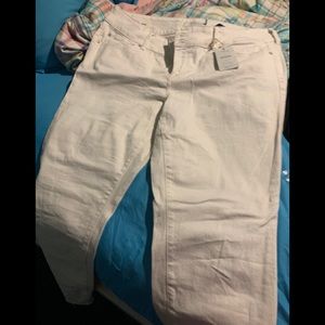 Denim jegging in an off white or oatmeal color